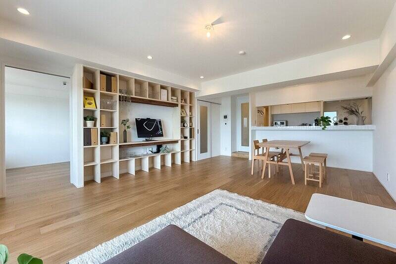 リビングダイニング（LD）の壁一面にはオープン棚。ご家族兼用の本棚にするのはいかがでしょう♡ 真ん中はテレビボードとしてお使いいただけます。