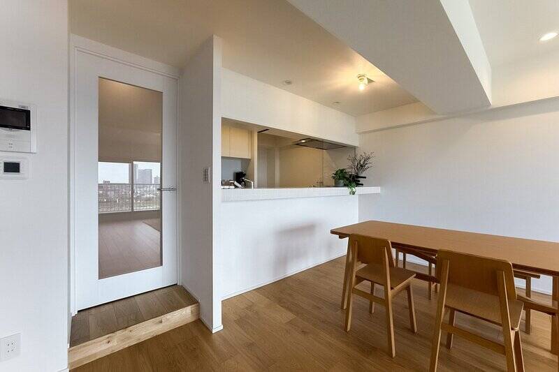 手元が隠れ、目線の高さだけ抜けがあるので生活感がLDまで滲み出ないのがいいですね！ カウンターにはタイルが貼られていて可愛らしい。お料理のサーブも楽々です。