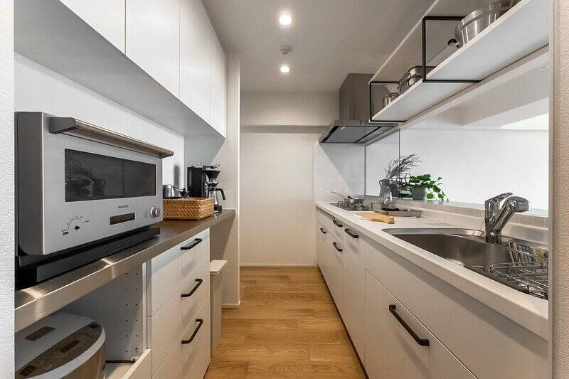 長いカウンターに、上にも下にも収納アリと大充実。これだけ広いとご家族やご友人と並んで料理できそうです！