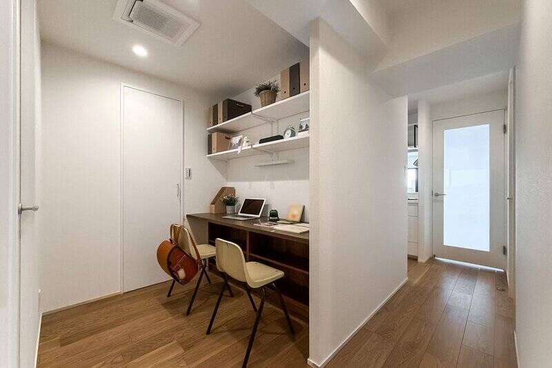 廊下の奥まった場所にふたり並んで座れるデスクが。背後に洋室がふたつあるので、お子さまの宿題スペースにするのがオススメ。ご夫婦でリモートワークが重なったら、ひとりが洋室A、もうひとりがこちらという使い方もできますね◎