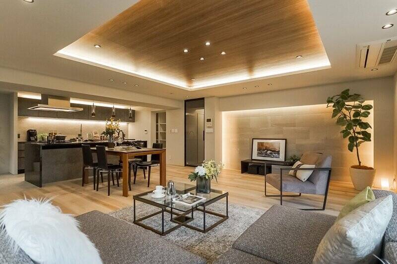 <b>広さはなんと約33帖</b>。折り上げ天井や壁に仕込まれた間接照明が、さらに空間を伸びやかに感じさせてくれます。