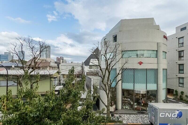 正面には街路樹が見え、表参道らしい光景。