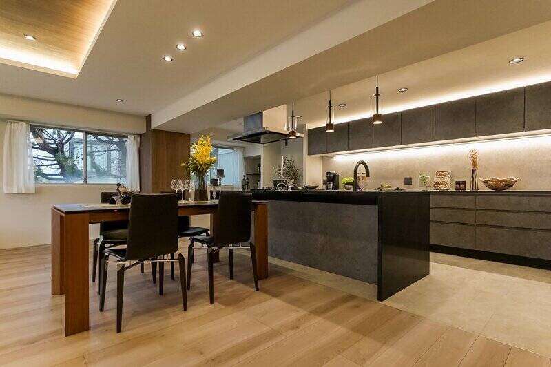 料理をしながら家族との会話を楽しめる対面式。キッチンの床は、お手入れがしやすいタイルに切り替わっています。