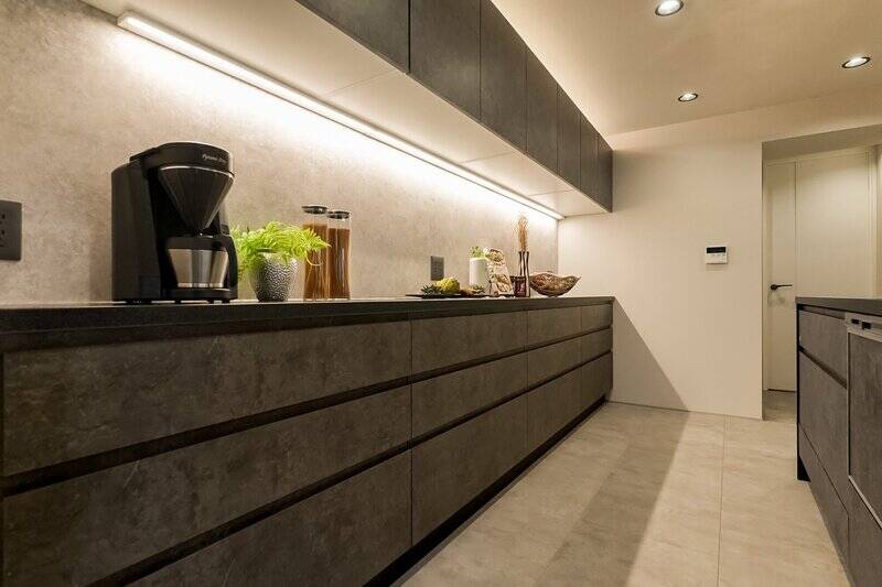 ご覧のとおり、背面のキッチン収納はキッチン家電や食器をたっぷりしまえるビッグサイズ! 奥にある開口部の先は……。