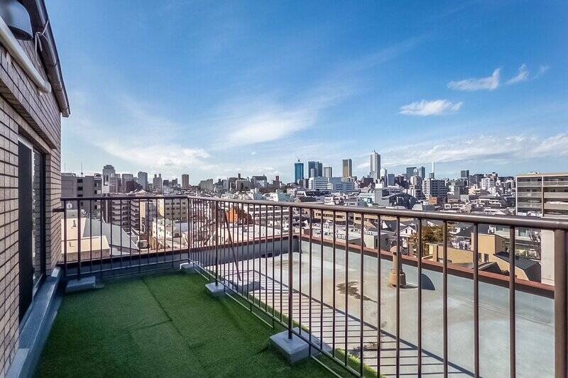 広さ約13㎡のルーフバルコニー。周辺は低層の住宅が多いので、空が広く、遠くまで見渡せます。