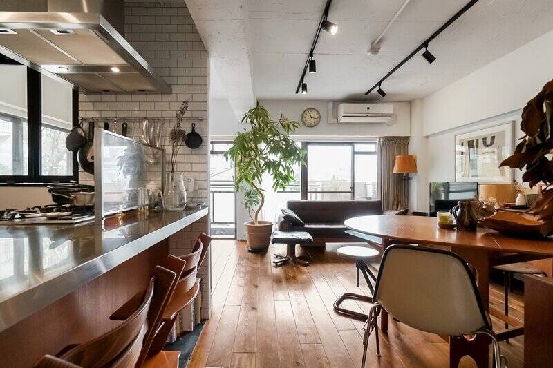 広さは約16.6帖。素材の質感が心地よい、素敵な空間が広がります。