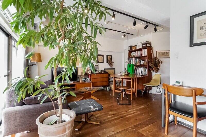 コンクリート躯体現しの天井に白塗装を施すことで、空間全体がやわらかな印象に仕上がっています。