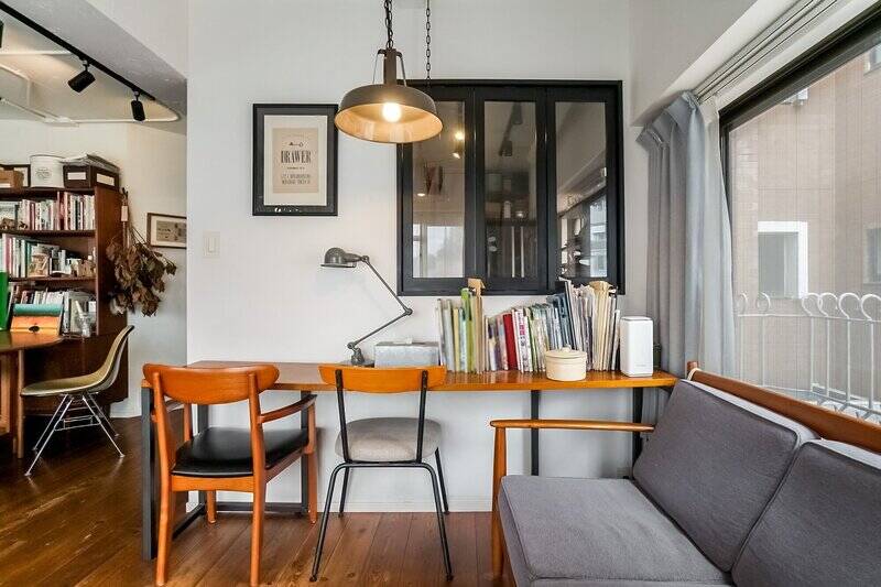 室内窓の向こうにはキッチン。窓を開ければ、バルコニーからの風がキッチンまで抜けていきそうです。