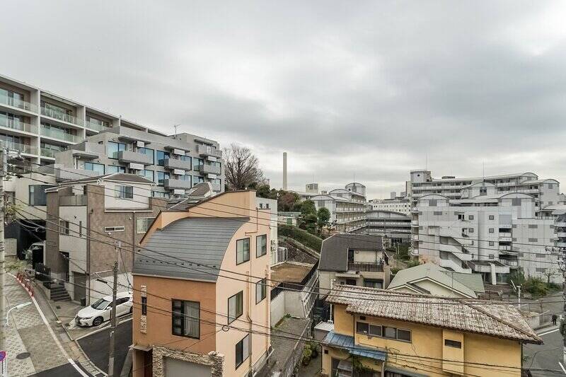 撮影時はあいにくの曇り空でしたが、晴れた日には気持ちのよい青空が広がりそう。目の前は低層の建物なので、眺望に抜け感があります。