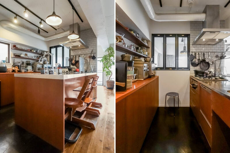 <b>左・</b>売主さまこだわりのキッチン。奥行きのあるカウンターには椅子を置くこともでき、座りながら会話や食事を楽しめます。／<b>右・</b>背面には造り付けの腰高収納とオープン棚。家電や食器をたっぷり収められそうです。