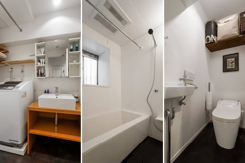 <b>左・</b>洗面化粧台の横に洗濯機スペースを配置。床は廊下からの延長で黒に統一されています。／<b>中央・</b>バスルームは窓付き。窓を開けて換気ができるのもうれしいところ。／<b>右・</b>手洗いボウル付きのタンクレストイレ。