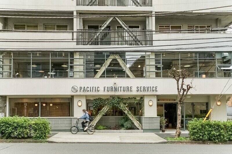 「PACIFIC FURNITURE SERVICE（パシフィックファニチャーサービス）」（徒歩10分）は、家具好きの売主さまお気に入りのお店。オリジナル家具や米軍住宅家具の復刻品、輸入工業製品、生活雑貨などが並び、つい定期的にパトロールしたくなりますね。