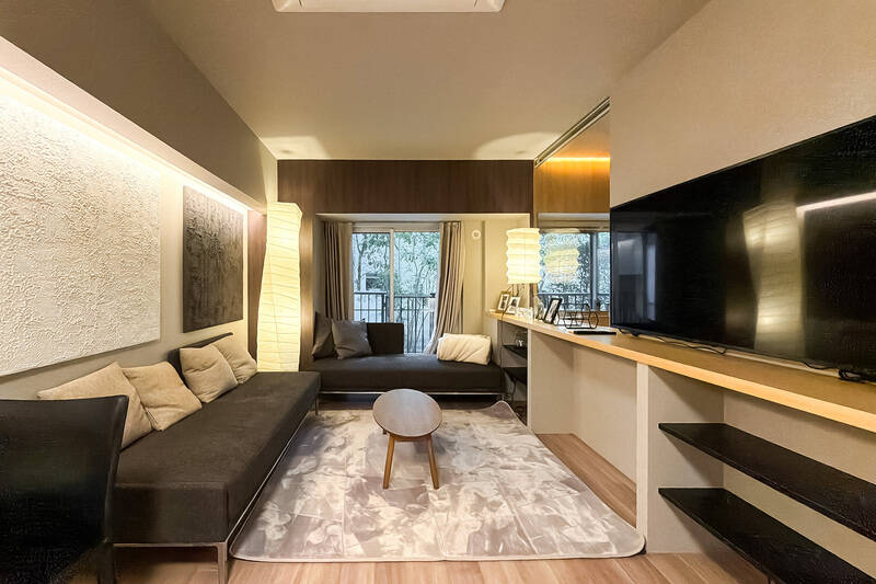 約12.9帖のワンルーム。右手の壁沿いにはカウンター収納が設けられています。