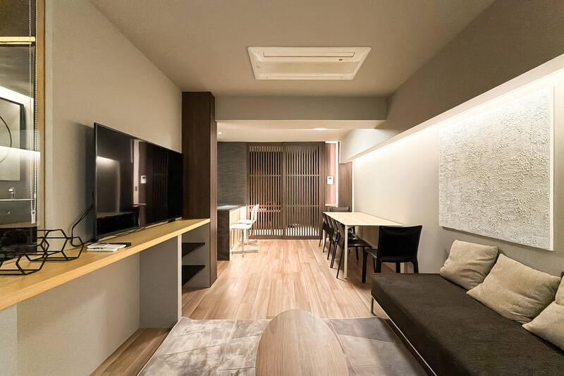 スッキリとした縦長の居住空間。ルーバー引き戸も相まって、和モダンな印象です。