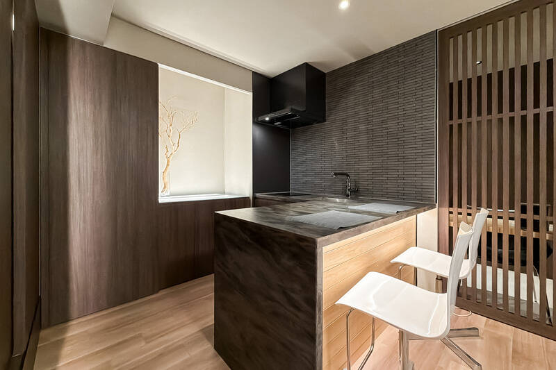 プライベートシェフを招いてお料理してもらいたくなるような設え。カウンターをダイニング代わりに使うことも可能です。冷蔵庫は左手の壁の中に収まります。