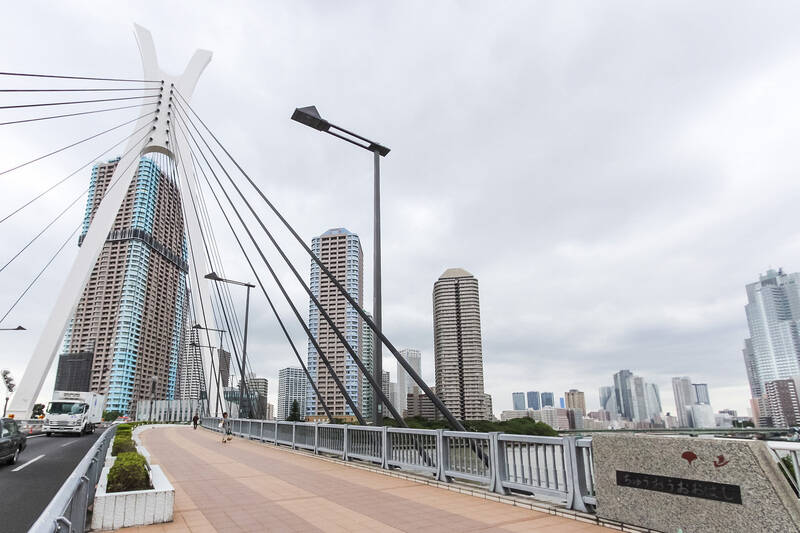 東京メトロ有楽町線と都営大江戸線が乗り入れる「月島」駅より徒歩3分。隅田川や晴海運河に突き出た “佃半島” は、ぐるっと水辺を散歩できるよう整備されています。