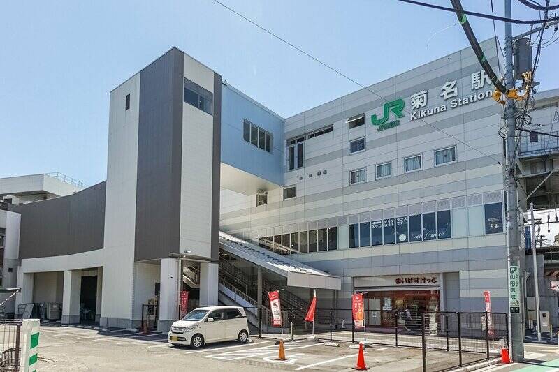 物件の最寄りはJR横浜線・東急東横線「菊名」駅（徒歩9分）。多摩川を越えた先なので、都心からはやや距離がある印象？ ……いえいえ、実は特急列車なら「渋谷」駅まで乗車時間約20分ほどでダイレクトにアクセスできちゃう魅力的な立地なのです。駅隣接の「東急ストア 菊名店」があるのも便利なポイント◎