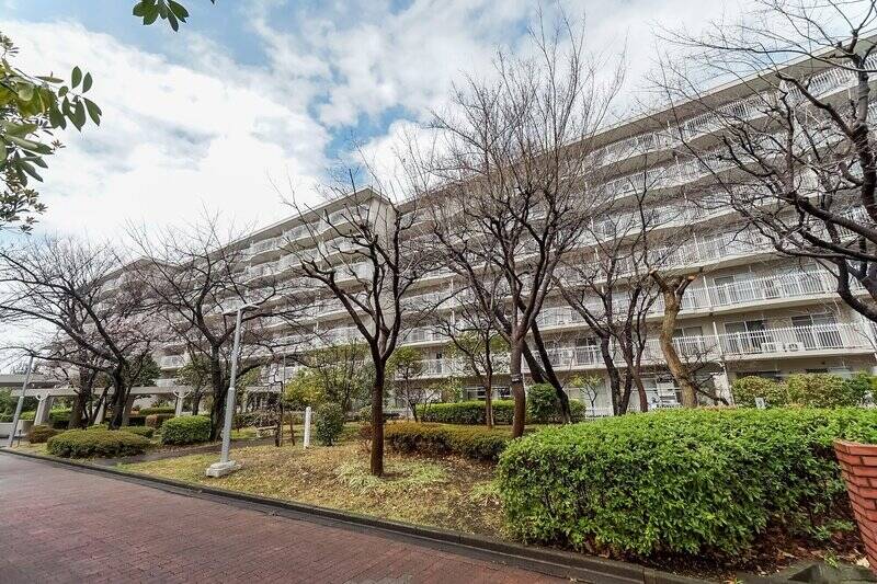 駅前から続くフラットな道沿いに現れる、1980年築のマンションが今回の目的地。全4棟からなるビッグコミュ二ティで、ご紹介する住戸は2号棟に所在しています。中庭では、これまでの大規模修繕のたびに記念植樹されてきたウメやアンズなどを見ることができました！ なんだかストーリーを感じられて素敵です♡