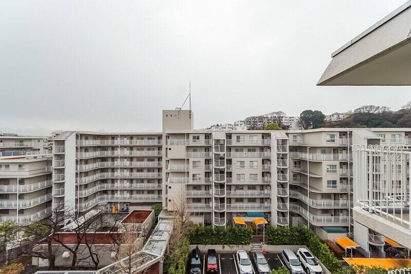 バルコニーからは、最上階らしい大きな空を楽しむことができます。お向かいにはマンション別棟がありますが、間にかなり距離が取られているため、視線が気になることはなさそうです。