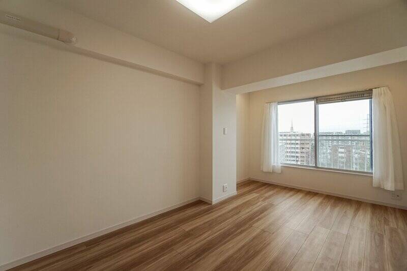 約8.2帖って、やっぱり広い！ 大きなベッドのほか、さらにデスクやドレッサーなども置けそうなほど、スペースに余裕を感じます。北西向きの窓から空が見えるのも好印象♡