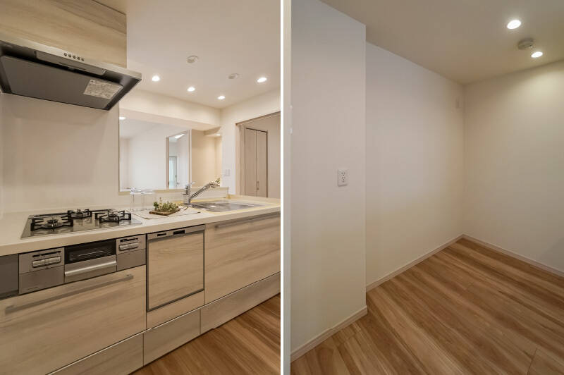 <b>左・</b>食洗機や収納を完備したキッチン。リビングにいる家族とコミュニケーションを取りやすい対面型です。／<b>右・</b>背後には、冷蔵庫やカップボードを置くスペースが確保されています。