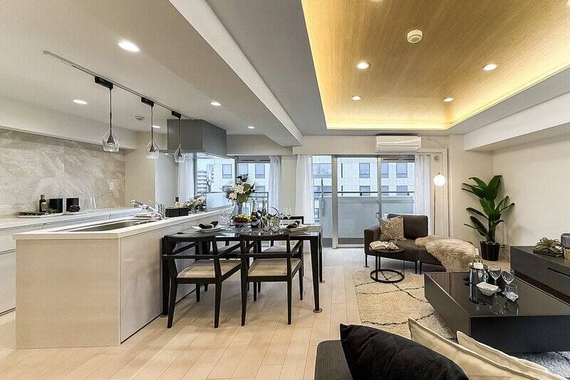 大きなアイランド型のキッチンが主役。ゲストを招いても、お料理をしながら会話を楽しむことができそうです。