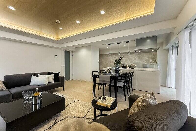 折り上げ天井には、間接照明が入っており、空間に奥行きを感じます。