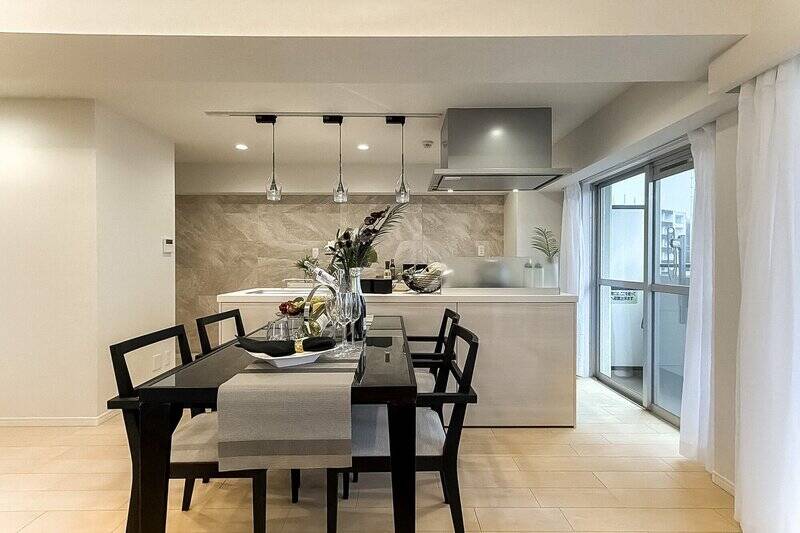 キッチンの背面には、石調のタイルが貼られ、スタイリッシュな印象に。