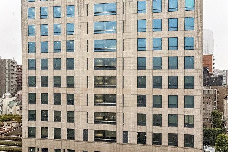 バルコニーの向かいにはオフィスビルがありますが、ビルの窓は曇りガラス。さらにマンションとの間には渋谷川・公開空地・道路が挟まれているため、圧迫感や視線はそれほど気にならなさそうでしたよ。