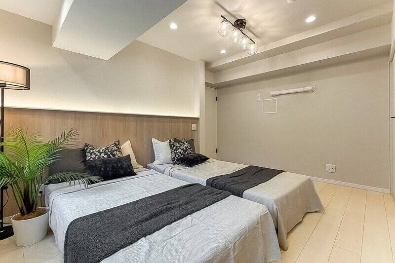 約9帖の洋室B。ヘッドボードが付いており、枕元で照明のスイッチをコントロールできます。