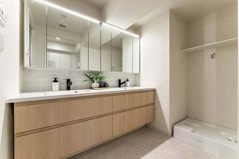 洗面台はワイドなツーボウルタイプ。朝の慌ただしい時間でも、小競り合いをせずに身支度ができます♡ たっぷり収納があるのもうれしいポイント。