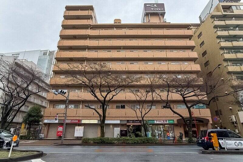 1987年竣工、新耐震基準のマンション。総戸数が302戸あり、堂々とした佇まい。1階には、薬局や喫茶店などがテナントとして入居しており、普段の生活でも活用できそう。