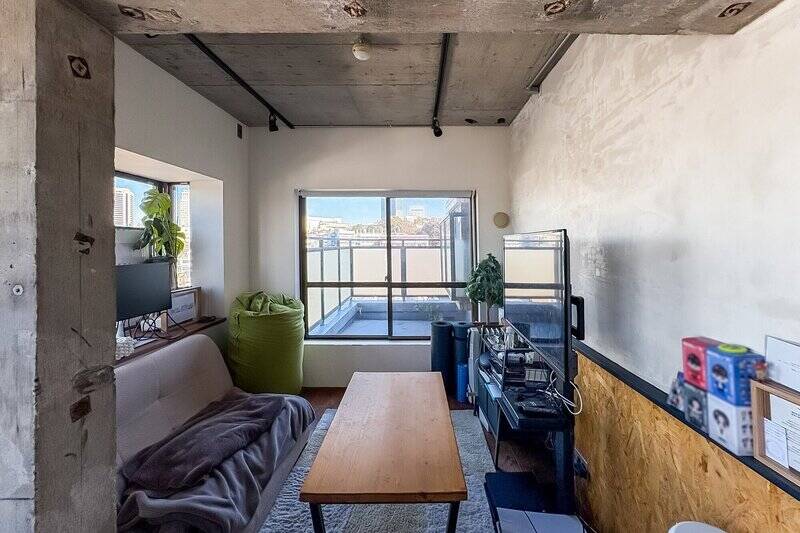 奥にググッと進んで、こちらがリビングスペース。奥の窓からは約5.5㎡のルーフバルコニーに出られます。