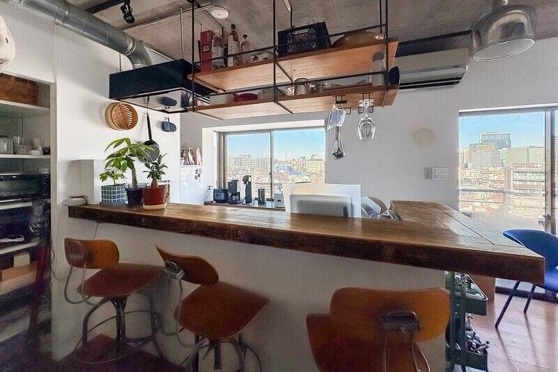 キッチンはL字のカウンターとシーリングシェルフが設えられた、バーのようなスペース。キッチンに立てば、マスター気分を味わえますね。ゲストを招いて、料理やお酒を振る舞うのが楽しくなりそう。