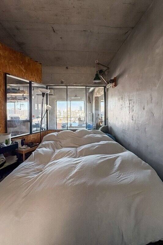 室内窓で圧迫感が和らいでいるので、帖数以上の開放感があります。抜けのある眺望を、洋室からでも楽しめるのがいいですね。写真には写っていませんが、反対側には約2.6帖のウォークインクローゼットが備わっています。