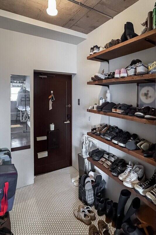 ヘキサゴン型のモザイクタイルが貼られた玄関土間スペース。広めに取られているので、キャリーケースやゴルフバックなどをそのまま置くこともできます。オープンラックは可動式で自由に高さ調整可能です。