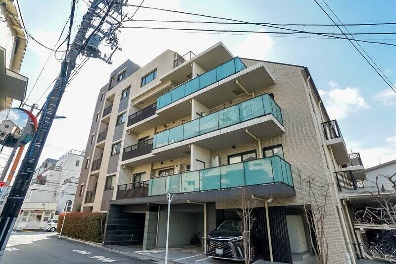 今回ご紹介するのは、2017年竣工のマンション。若々しい顔立ちです。「中野」駅から徒歩13分、「東中野」駅から徒歩14分、「新中野」駅から徒歩11分の場所に位置しています。