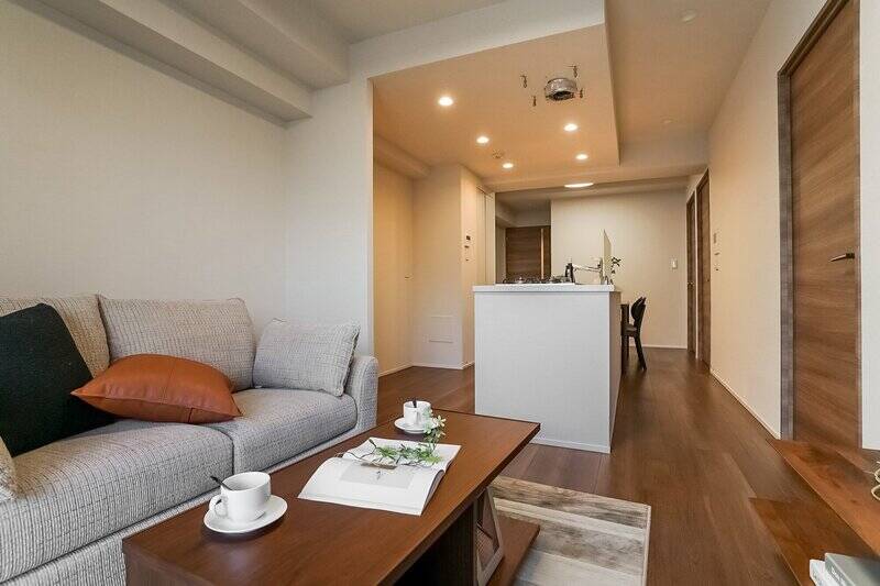 別角度から。右手の3枚のドアはすべて洋室につながっています。室内のご紹介はのちほど！