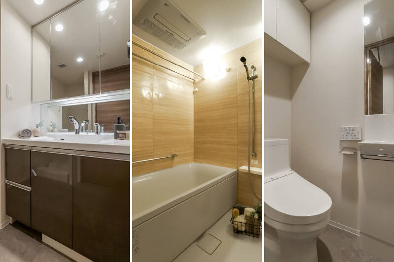 <b>左・</b>ワイドな洗面台。こちらも新築時にオーダーでつくられたものだそう。写真には写っていませんが、左手にはトール収納が設けられています。タオルや洗剤のストック収納に重宝しそう。／<b>中央・</b>1418サイズのユニットバスは浴室乾燥機付き。／<b>右・</b>鏡も備わった手洗いボウル付きのトイレ。