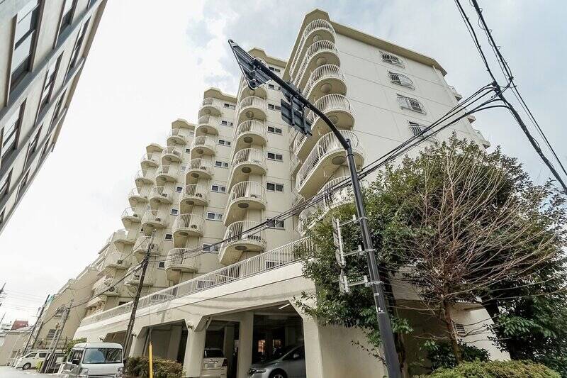 駅からはフラットな道のりで、あっという間に到着しました！ 総戸数39戸・1975年竣工のマンションです。丸みを帯びたバルコニーの手すりが、くるりと並びレトロかわいい印象♡