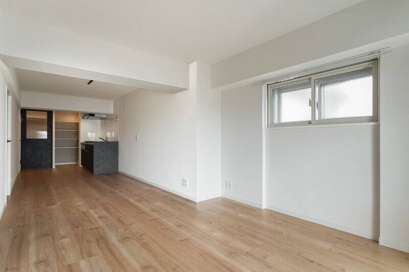 マンションがカクカクとした形で隣の住戸と少しずれているため、中部屋ですが二面採光を確保できています。