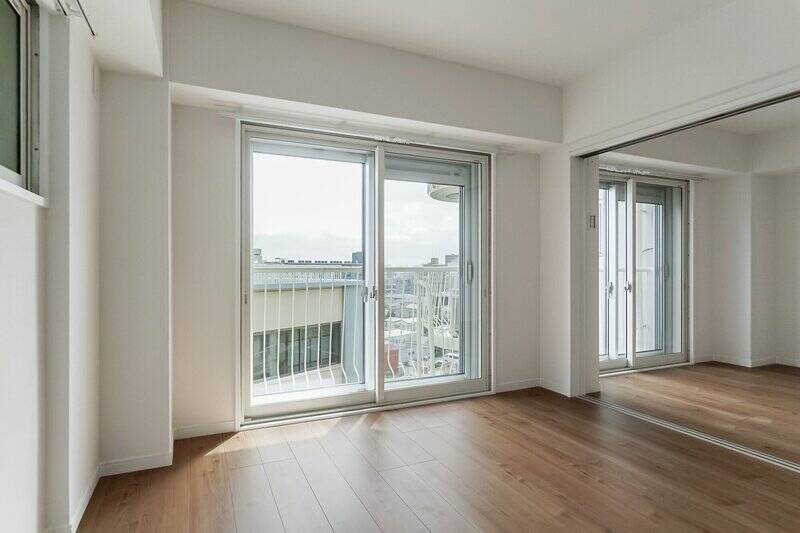 南東向き。バルコニーの手すりが格子になっているので、足元から視線が抜けますね。