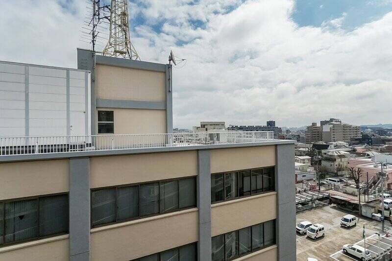 晴れの日は日当たりも期待できそう。目の前には東京電力パワーグリッドの武蔵野支社があり、ちょうど屋上と同じくらいの高さの目線です。