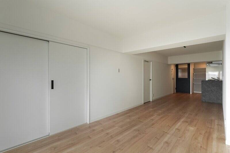 手前の引き戸の先は洋室、真ん中の開き戸はサービスルームへと続きます。