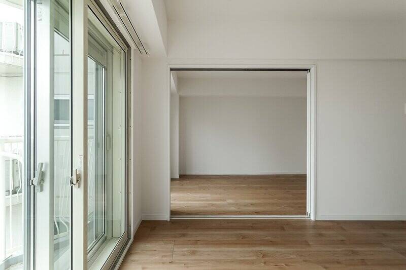 LDKから引き戸を開けて洋室へ。窓サッシは2018年に交換されていて、こうしたアップデートは長く暮らす上でうれしいポイント。