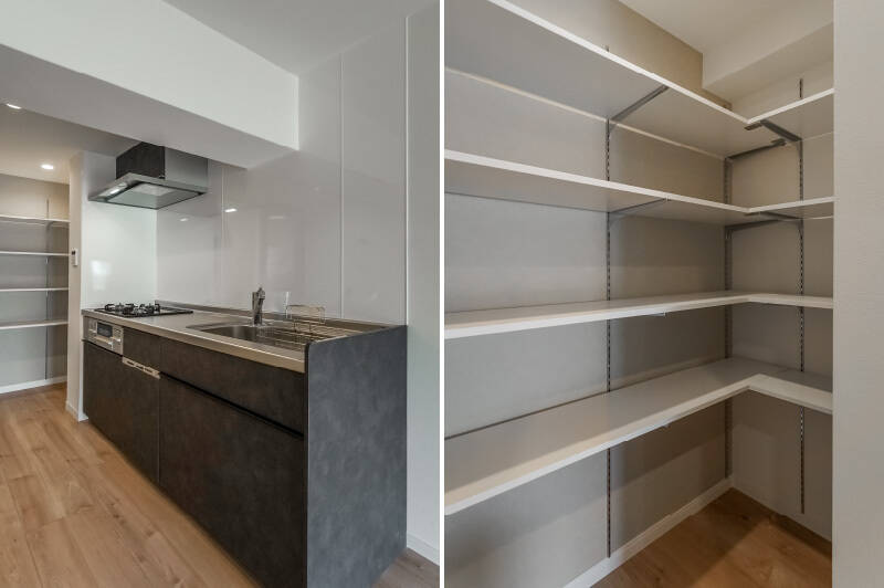 <p><b>左・</b>キッチンは壁面に寄せて配置されているので、リビングダイニングを広く使うことができますね。3口コンロと食洗機を備えています。／<b>右・</b>キッチンのすぐ隣にはパントリーがあり、L字に可動棚が配されています。</p>