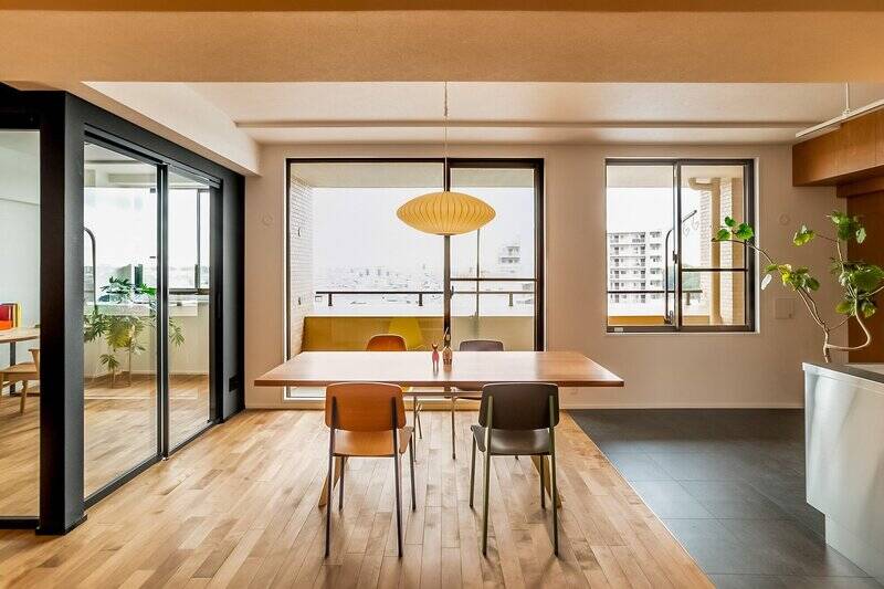 こちらはダイニングエリア。南東向きの窓からはあたたかな日差しが差し込んできます。またダイニングからは、約10㎡のバルコニーにアクセス可能。周辺は低層住宅が広がるエリアなので、遠くまで見渡すことができますよ。