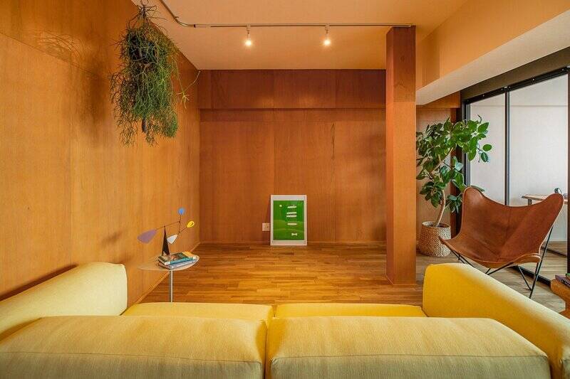 LDKの入口近くにはリビングスペースが。開口から離れているため、少し落ち着いた印象。夜はここでゆっくりと家族と過ごせそうです。