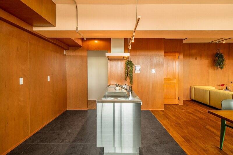 キッチンはステンレス製を採用。床はブラックタイルが貼られており、無骨でかっこいい雰囲気に。異素材を取り入れることで、空間がぐっと引き締まった印象になりますね。