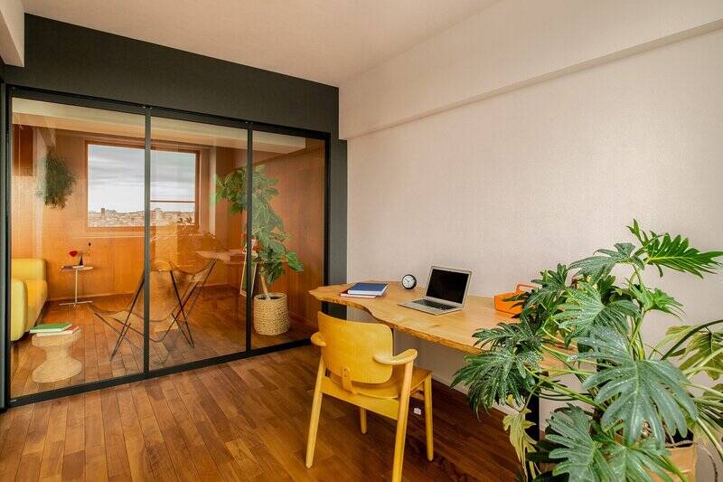 LDに隣接しているスケルトン扉の先には、約5.8帖の書斎スペースがあります。あたたかな陽だまりを感じつつ、仕事に取り組めそうですね♪